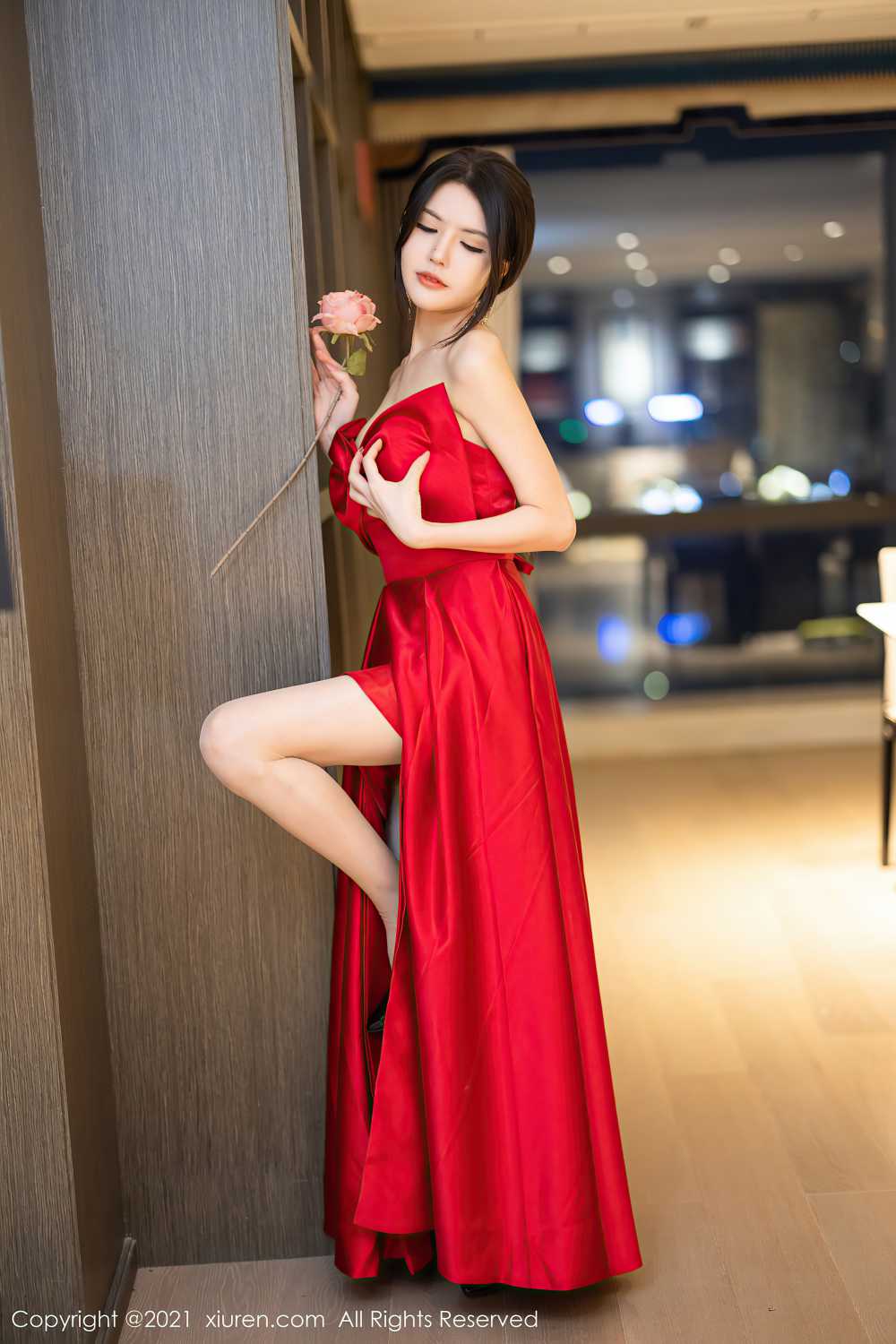 [Xiuren秀人网]2021.10.28 NO.4133 猩红魅惑的礼结礼裙 媛媛酱belle插图