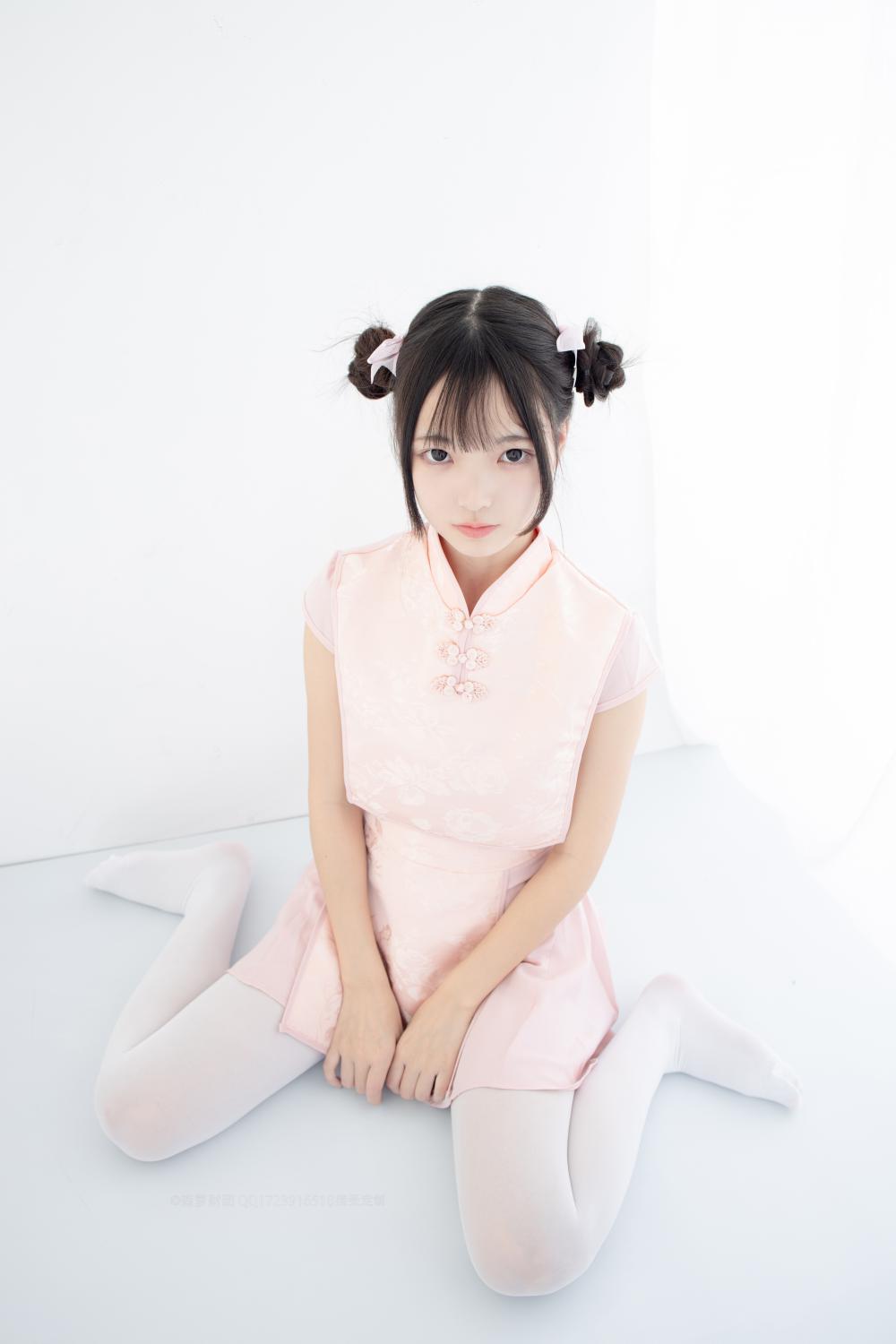森萝财团写真 X-052 80D白丝踩物插图