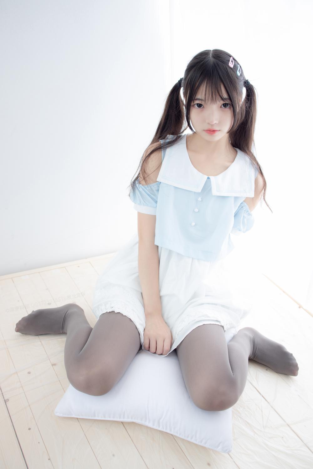 森萝财团写真 X-054 80D灰丝踩物插图