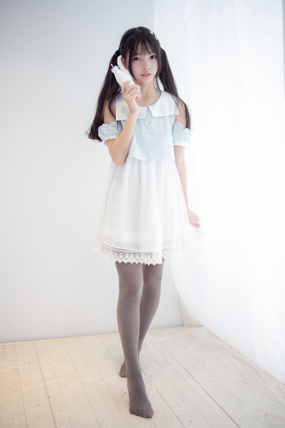 森萝财团写真 X-054 80D灰丝踩物插图1
