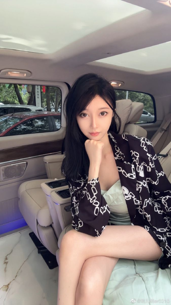 秀人网 玥儿玥写真花絮【百度云4P+4V】插图