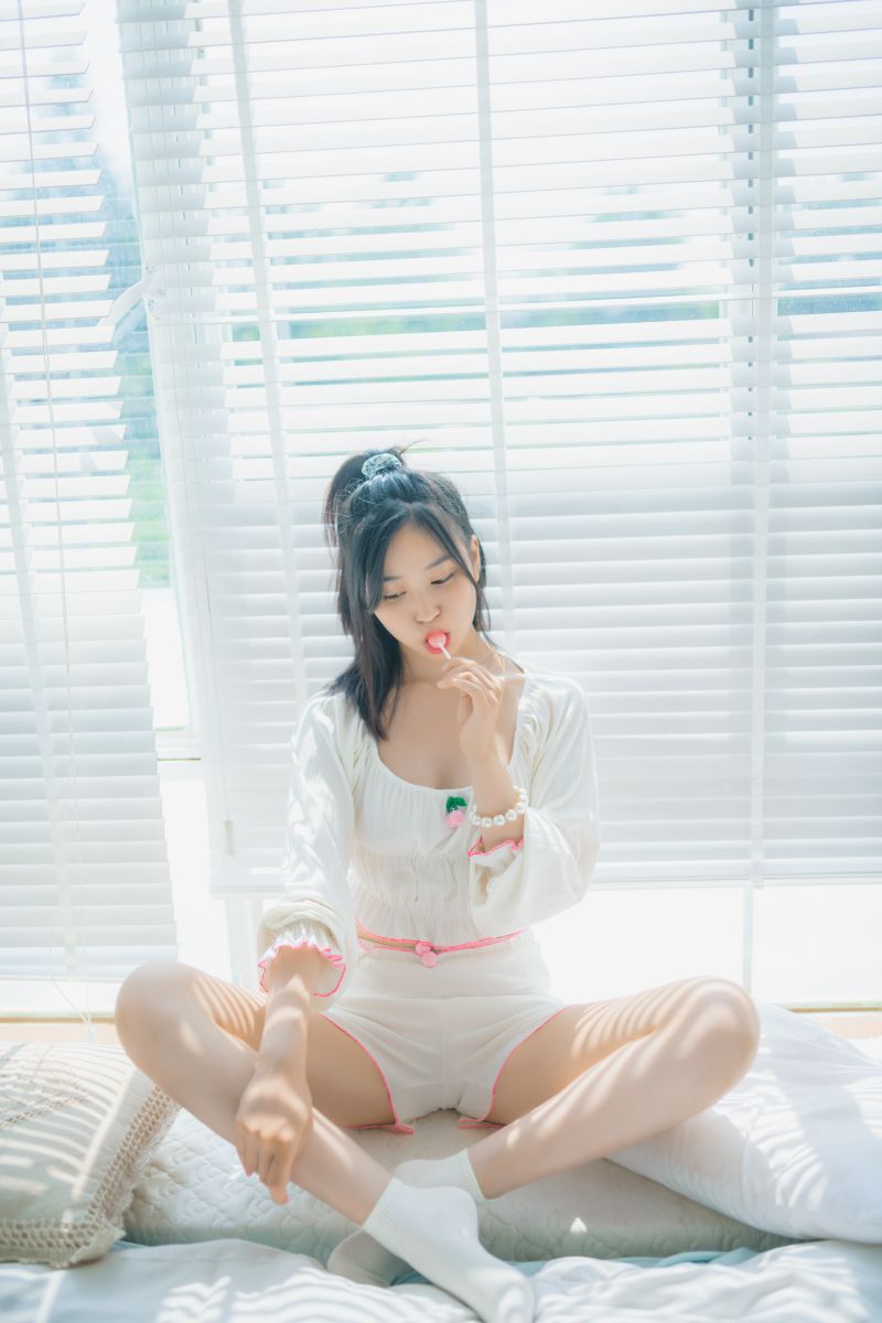 年年nnian – NO.063 爱吃棒棒糖的少女[35P-123.7M]插图1