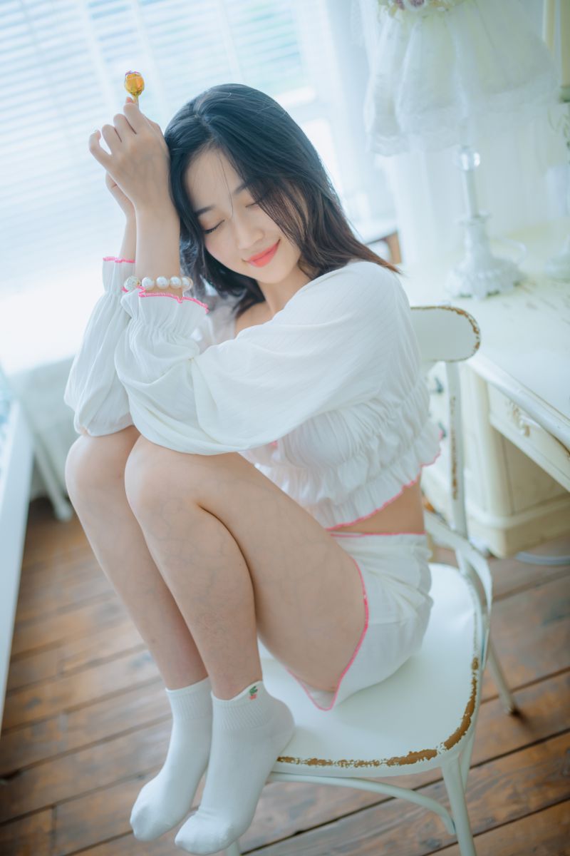 年年nnian – NO.063 爱吃棒棒糖的少女[35P-123.7M]插图