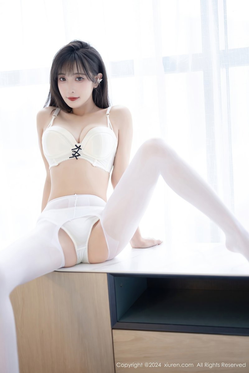 [XIUREN秀人网] 2024.03.14 NO.8231 林星阑 性感白色带绿色图案旗袍插图1