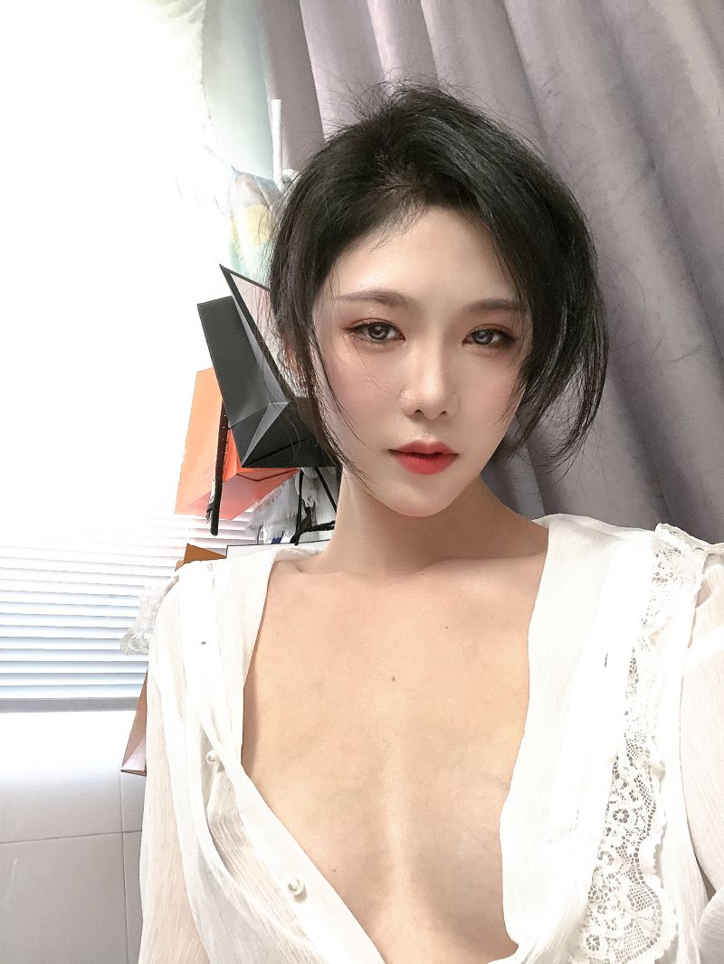 秀人网嫩模 抖娘利世 高端定制透视雪纺+碎花内衣+定制灰色透视裙【112P1V】插图1